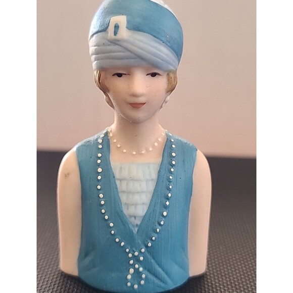 AVON 1983 CIRCA 1927 PORCELAIN MINIATURE LADY"S BUST FIGURINE  1 1/2 " - Picture 3 of 8